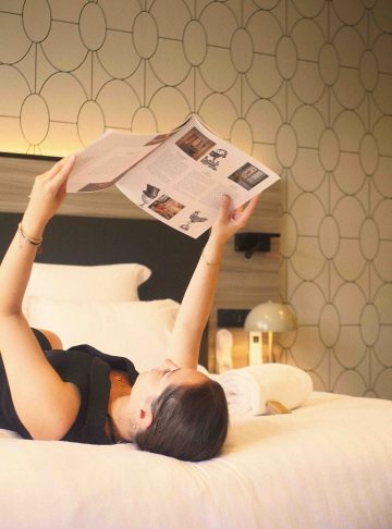 photo d'une cliente dans une chambre de notre hôtel 4 étoiles à Lyon Le Phénix