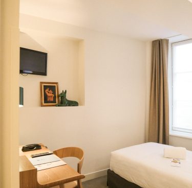 photo d'un lit dans une chambre de notre hôtel 4 étoiles à Lyon Le Phénix hotel